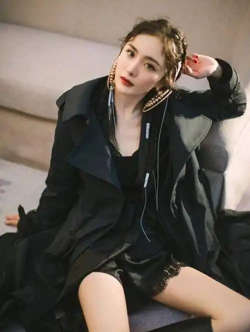 原创迪丽热巴晒最新自拍转发破百万晒出自拍不露脸眼睛神似老板杨幂