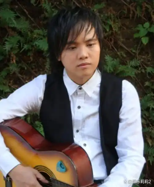 事实证明,42岁的郑源因病"消失"后,走上了另一条"康庄大道"