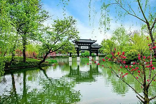 杨州瘦西湖湖上园林中的亭台楼阁