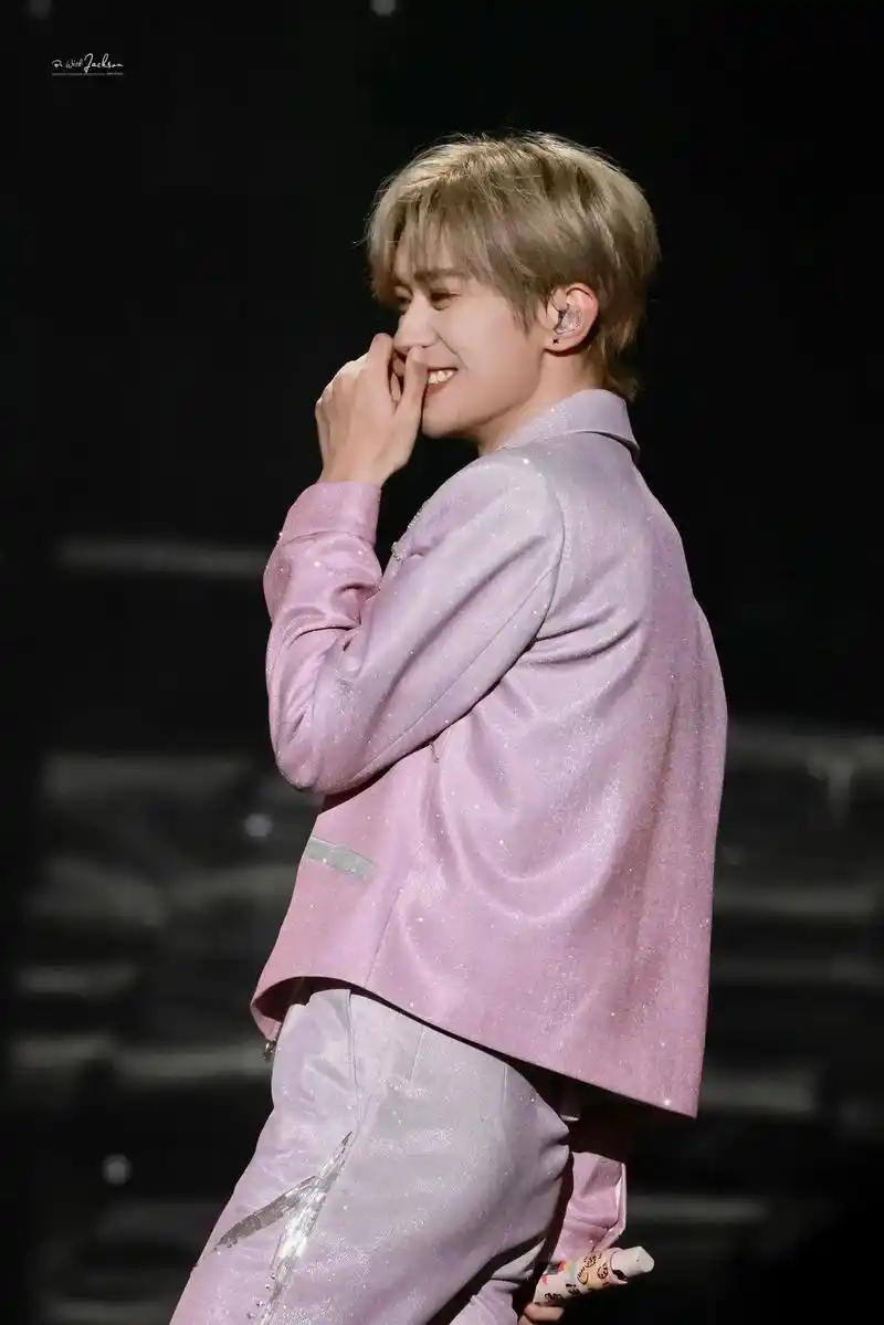 易烊千玺 tfboys十周年演唱会上的千玺,真的好好看好养 - 抖音