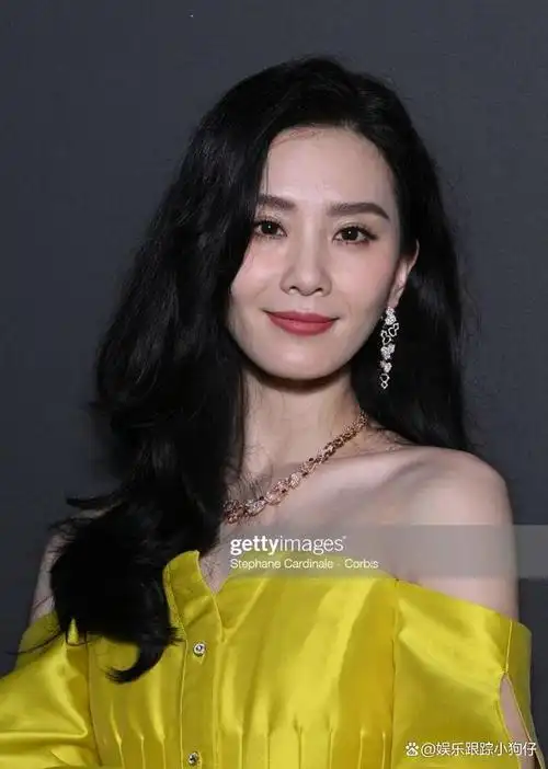 刘诗诗戛纳红毯:法令纹过重,两眼无神,手部状态是怎么了?