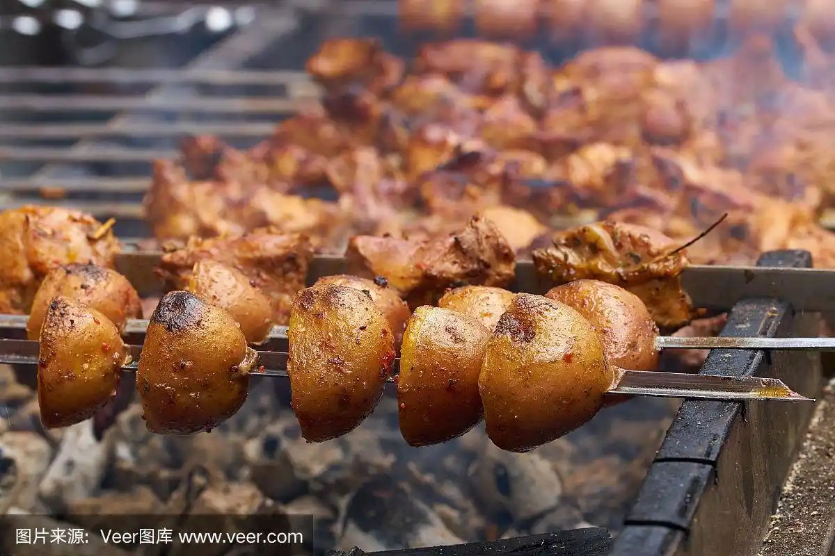 烤土豆串,在火上烤.用火煮的美味食物.近距离