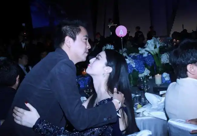 范冰冰在中国北京出席某慈善活动,活动上范冰冰与王中磊拥抱