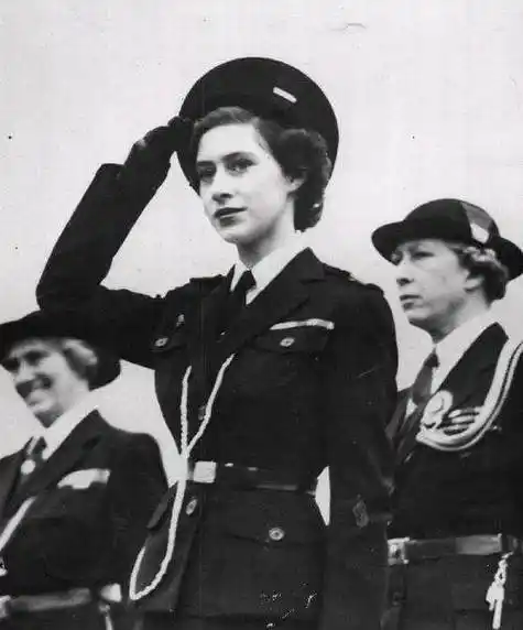 年轻时伊丽莎白二世有多美?风华绝代,贵气十足,不愧为一代女王