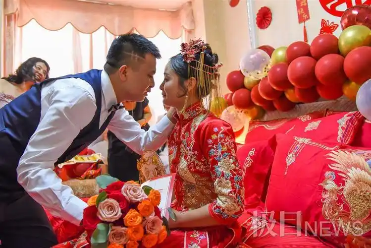 90后新人践行绿色低碳理念,30台共享单车"低碳娶亲"