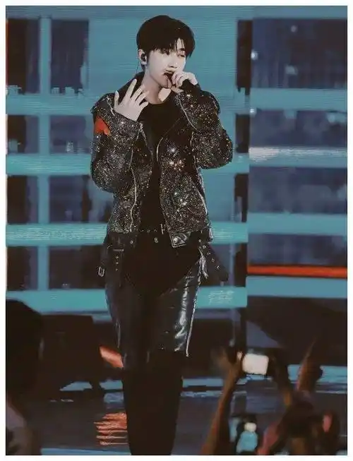 谁说蔡徐坤不man的?在黑色的裤子外面穿短款皮裤,超炫酷的!