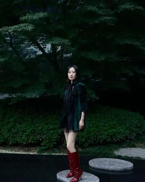 70后的刘敏涛真是会赶时髦化猫眼妆玩下衣失踪显的腿更长了