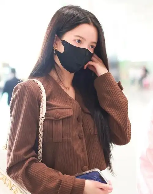 近日,知名女演员刘些宁身穿一套棕色西装现身机场,引发关注.