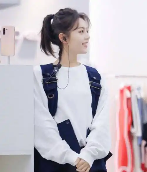 有种"过分时尚"叫赵今麦穿运动服,少女身形明显,这谁顶得住啊_林妙妙