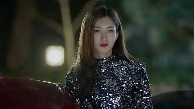 好先生:江疏影这大红唇太撩人,大波浪家黑色短裙,简直太飒了-影视综