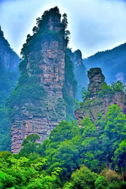 张家界必玩景点推荐 张家界是一个拥有壮丽自然风光和独特地貌的旅游