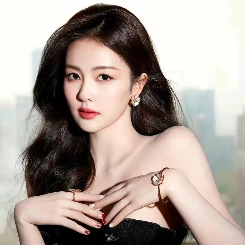 大陆热播剧女明星白鹿在社交平台上分享了一组照片,其中一张照片展现