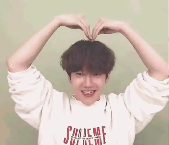 边伯贤也为粉丝送上了福利,无论是比心还是wink都带来了不一样的表情