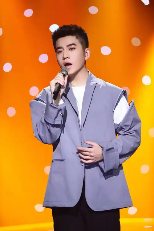 孙震才不是无趣的青年男歌手