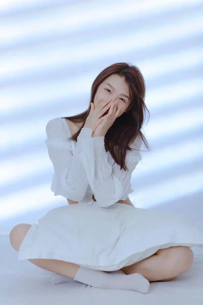 个人写真 纯色极简美的室内写真 也太出了吧 极简光影才是写 - 抖音