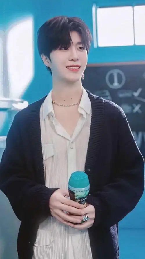 如玉山上行,光映照人——范丞丞笑容合集