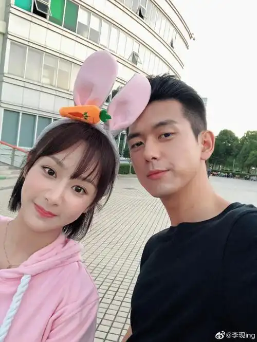 李现发文为杨紫庆生 晒自拍合照关系很要好