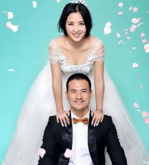 回顾释小龙何洁分手,多年后,一个身家过亿一个捉襟见肘