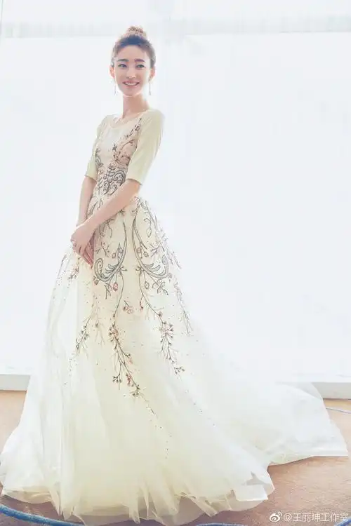 今晚,电影《幕后玩家》主创一起亮相于本届~美坤儿@王丽坤 一袭仙女裙