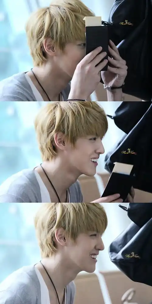 0608 仁川出国~换完票无聊坐在机场凳子上的kris锅锅,被大家围观到不