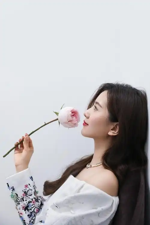 刘诗诗手拿粉色玫瑰02笑容更灿烂