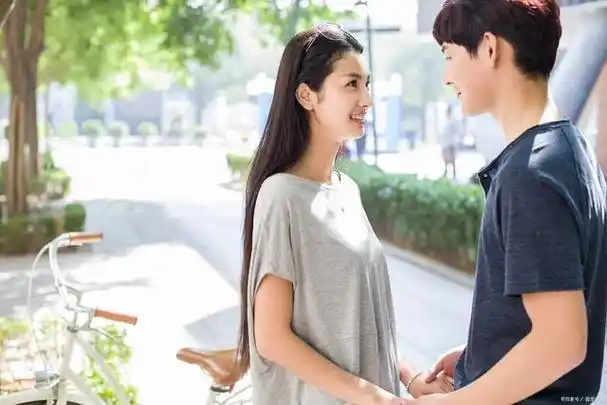 7,少女抱住我倒在地上,清新的柠檬香将我包围.