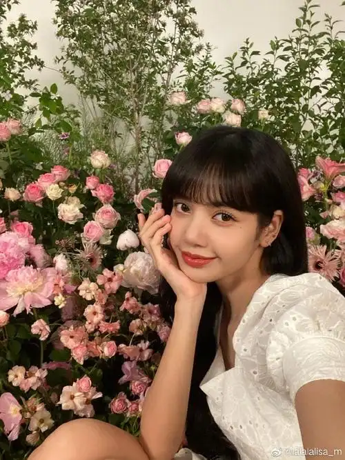 lisa分享广告幕后拍摄花絮坐落花丛中到底哪个才是花呢