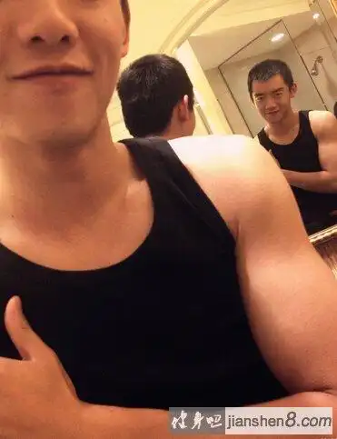 郑恺肌肉照,郑恺微博晒健身跑步视频备战奔跑吧兄弟第二季