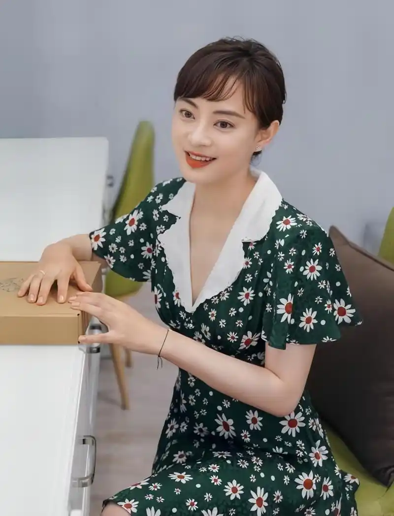 孙俪在电视剧《安家》中饰演安家天下中介公司的"金字招牌"房似锦,她