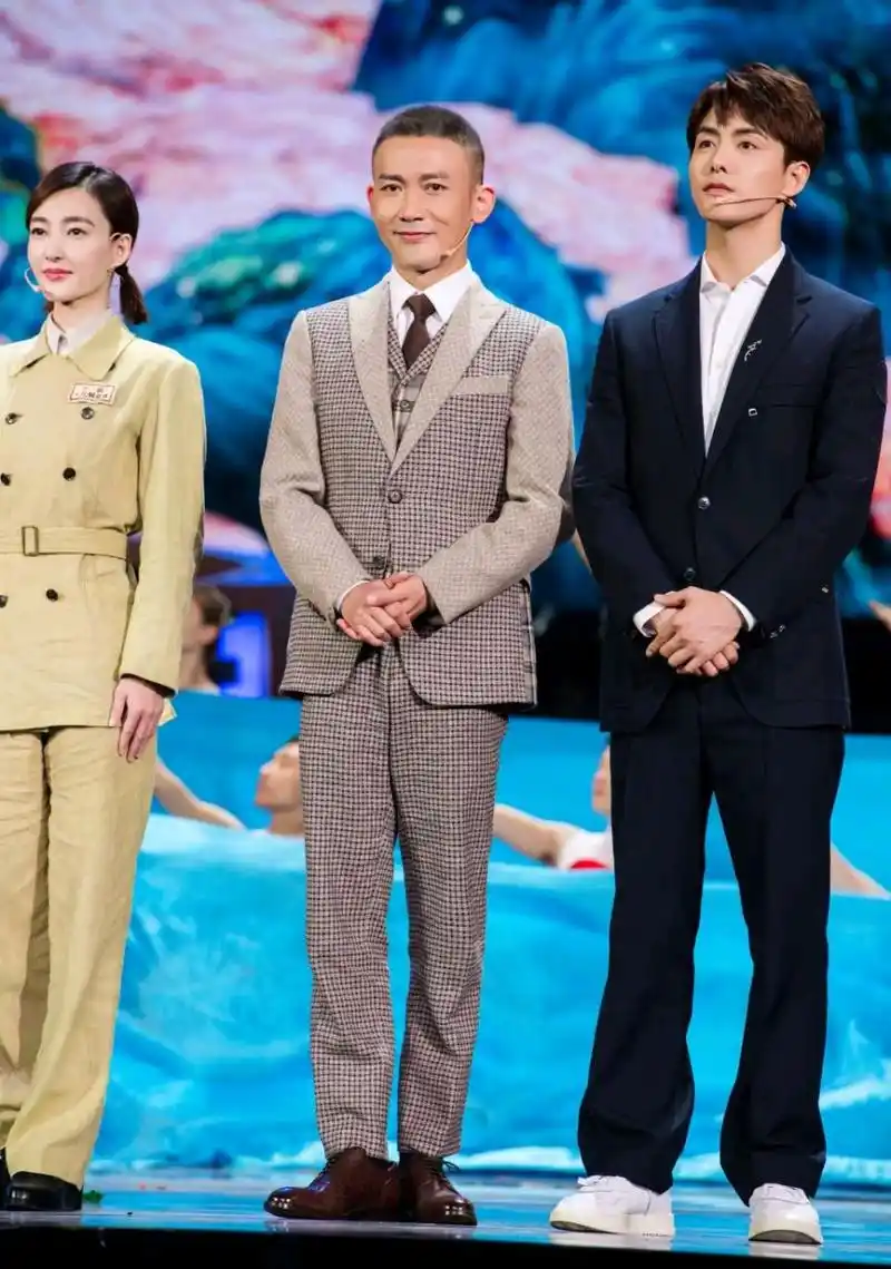 从左到右,王丽坤身高168,聂远身高178,马天宇身高188.