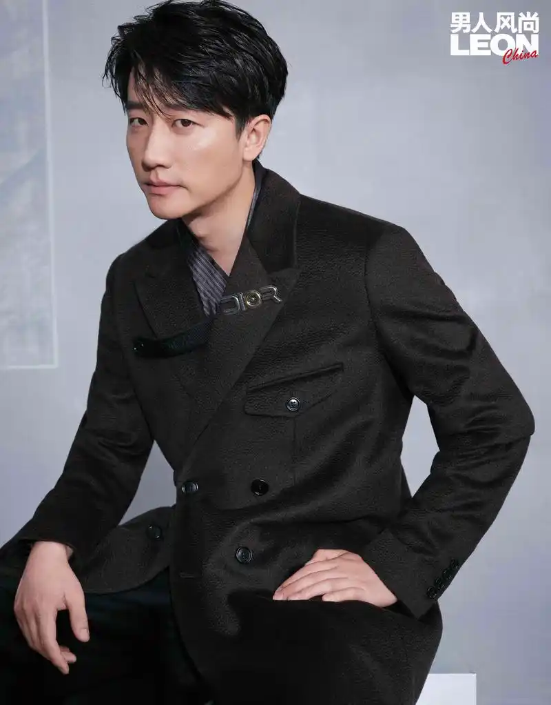 黄轩时尚大片 安静有力挥洒青春少年气