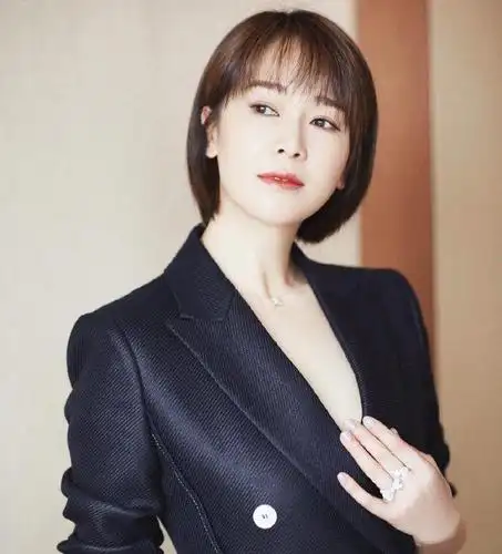 左小青短发造型曝光清爽干练魅力十足颜值堪比当红小花旦