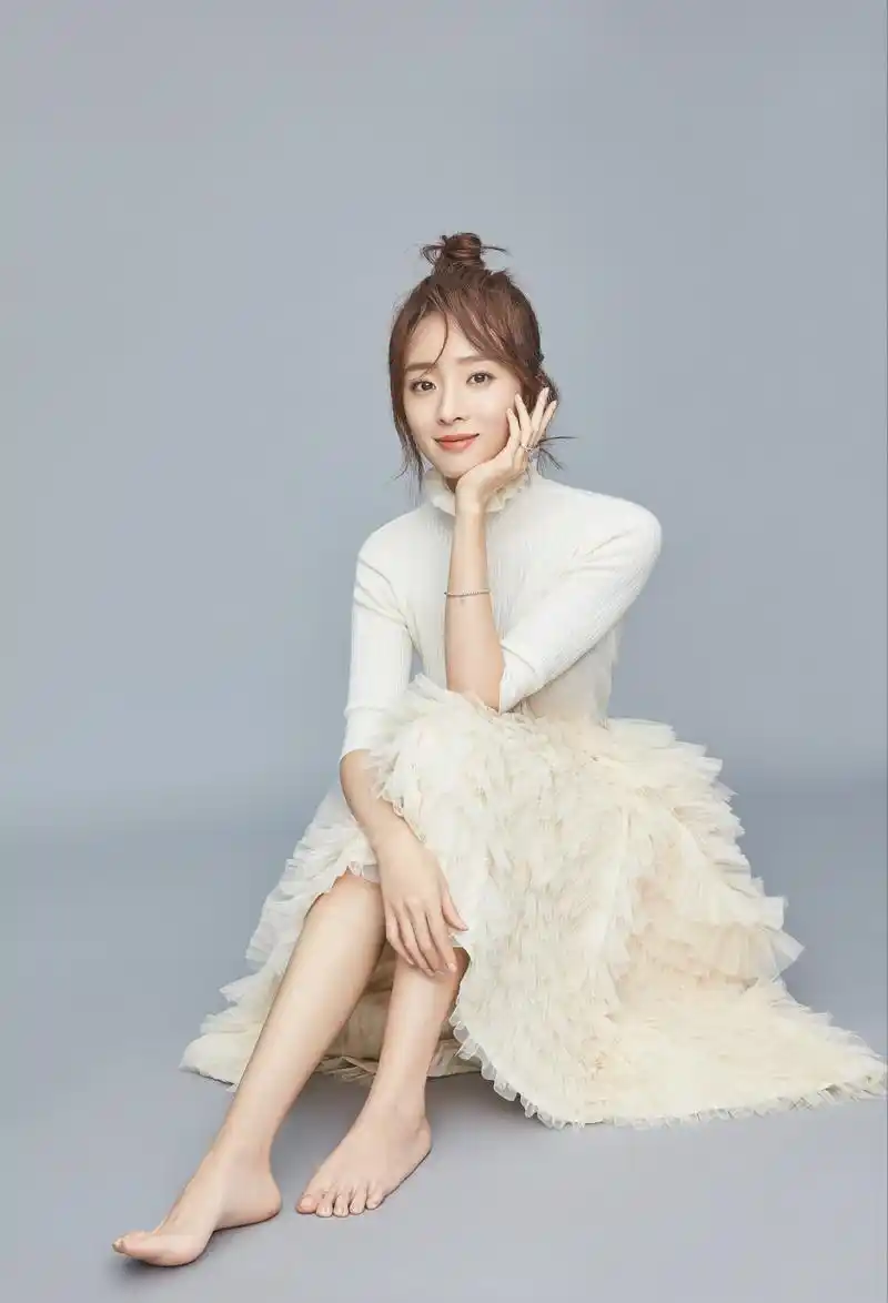 照片中,胡冰卿高扎丸子头,额前空气感碎发展现出几分冬日的慵懒.