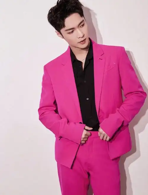 张艺兴玫瑰西装帅气写真图片34