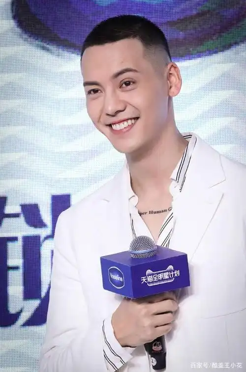 寸头 白t极少人hold住,陈伟霆却把它玩成了标配,真的是有颜任性