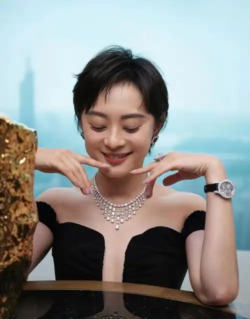 孙俪南京德基广场生图,性感露肩装晒百万珠宝,长相越来越男性化|宅男