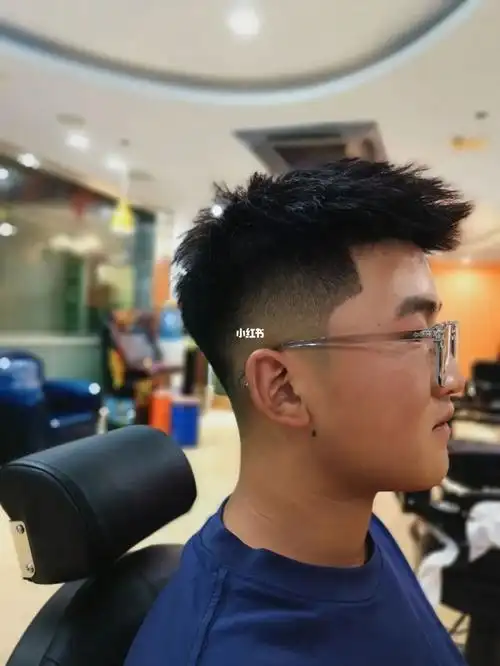 刺发型非常适合夏天跟长发不一样的是这款发型给人带来的感觉是非常