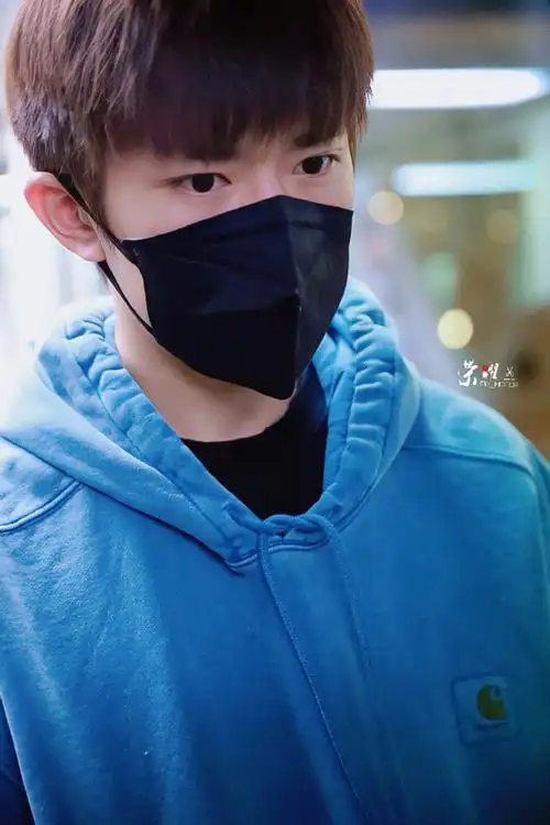 易烊千玺蓝色连帽卫衣##易烊千玺蓝色卫衣机场路透