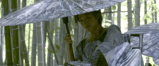 关晓彤撑伞镜头引仿妆热潮伞下那一眼真绝了鹿嫂真是太美了