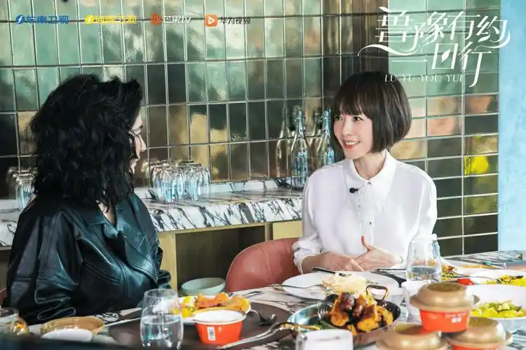 全身投入角色笑看风云变化燕之屋鲁豫有约一日行对话何超仪