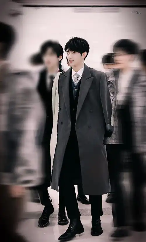 刘耀文的私服穿搭也堪比t台大秀,酷爱超长大衣的他凭借傲人的长腿也能