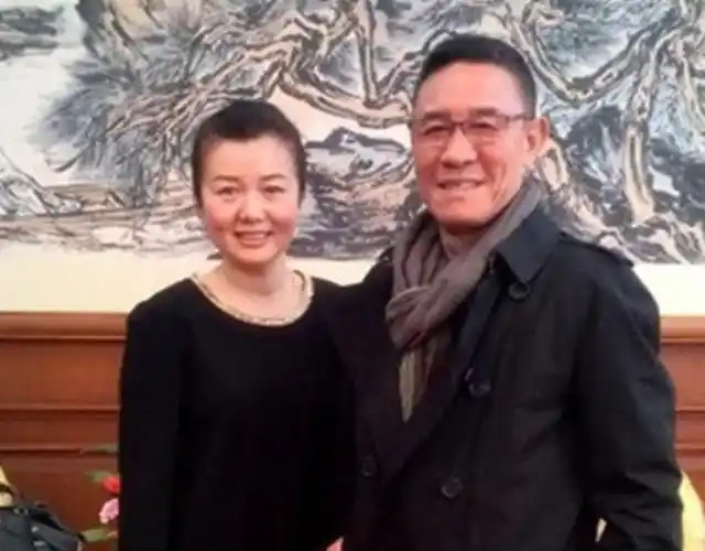 杜志国比郑卫莉大几岁与小12岁郑卫莉感情深