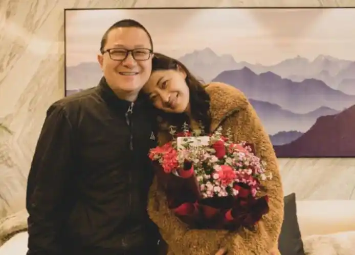 梅婷老公是谁梅婷与大10岁老公同框