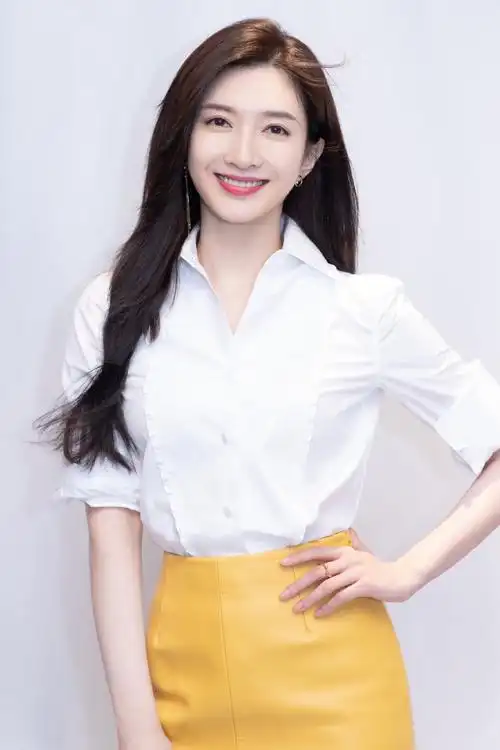 江疏影衬衫皮裙优雅写真图片23