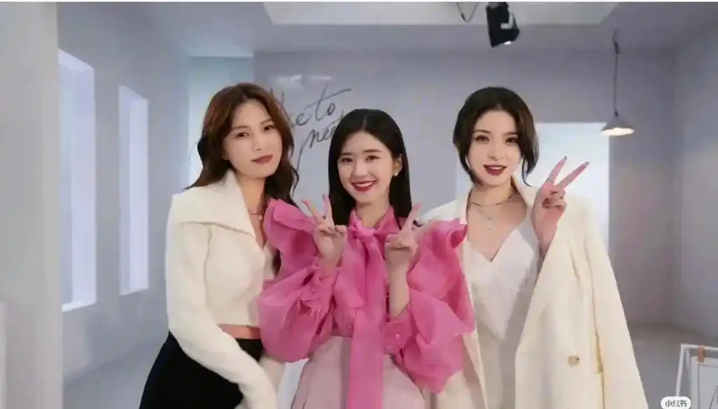 看了赵露思和别人的合影,我才知道她的脸原来这么小