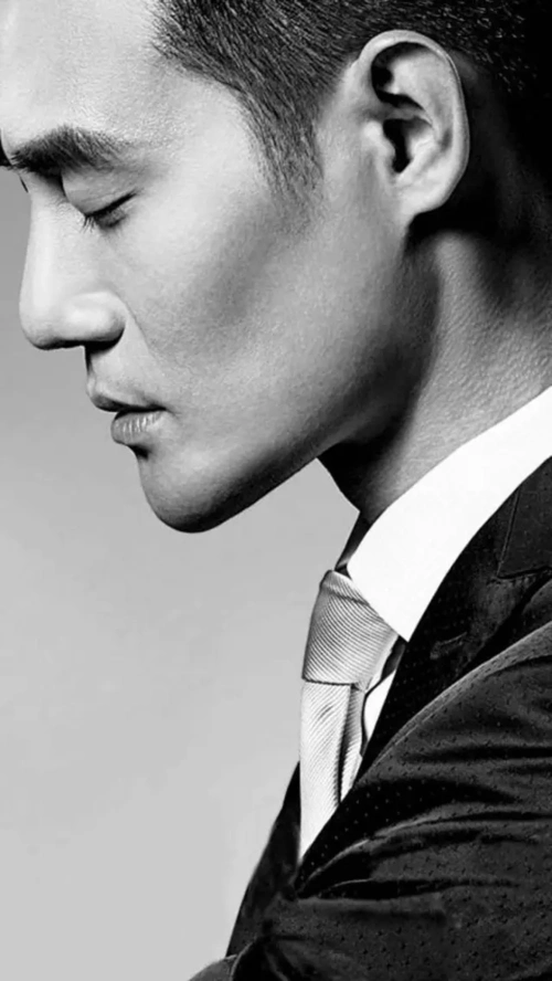 王凯的下巴很有特点,就是传说中的鞋拔子脸.也算是颜值的加分项吧!