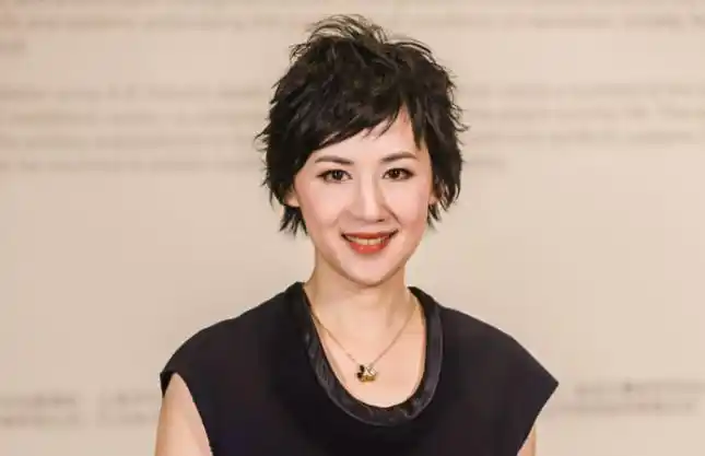 大学毕业后,凭借着敏锐的新闻嗅觉和沉稳大气的主持风格,她在上海电视