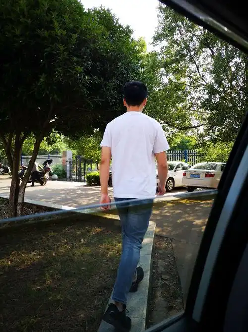 偷偷拍下他下车后的背影,背影又高又大,即熟悉又有点陌生,突然觉得