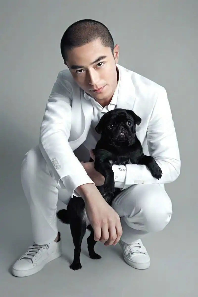 霍建华最新时尚写真曝光,寸头搭配质感西服和毛衣外套,展现"老派温柔