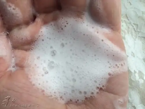 手打的泡沫很细腻,喜欢泡沫丰富的mm可以借助起泡网泡沫.